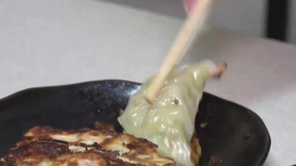 餃子の断面、中には海鮮がたっぷり