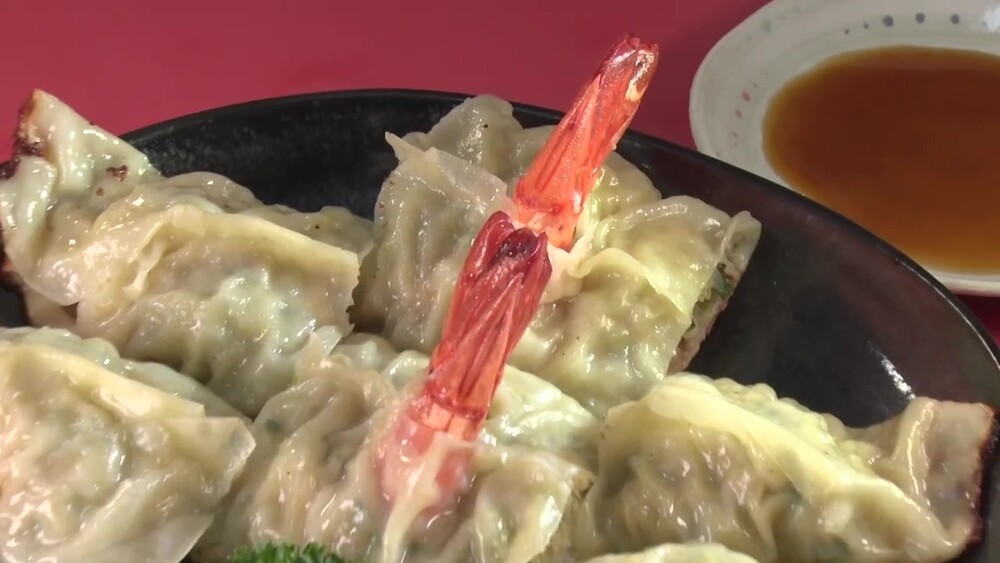 特大の海王餃子、大きなエビがのった一皿