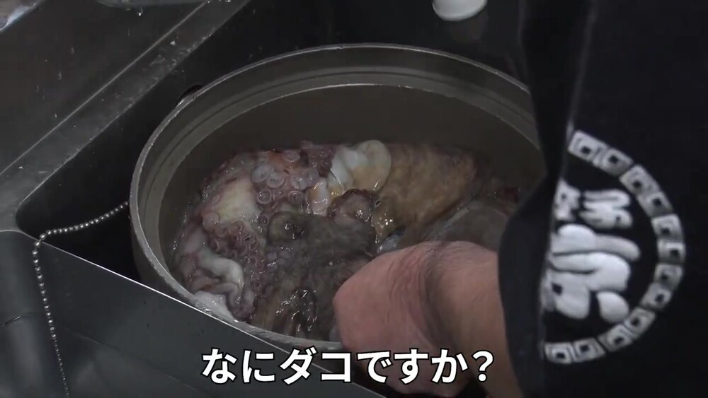 大きなタコを仕込む北京の厨房
