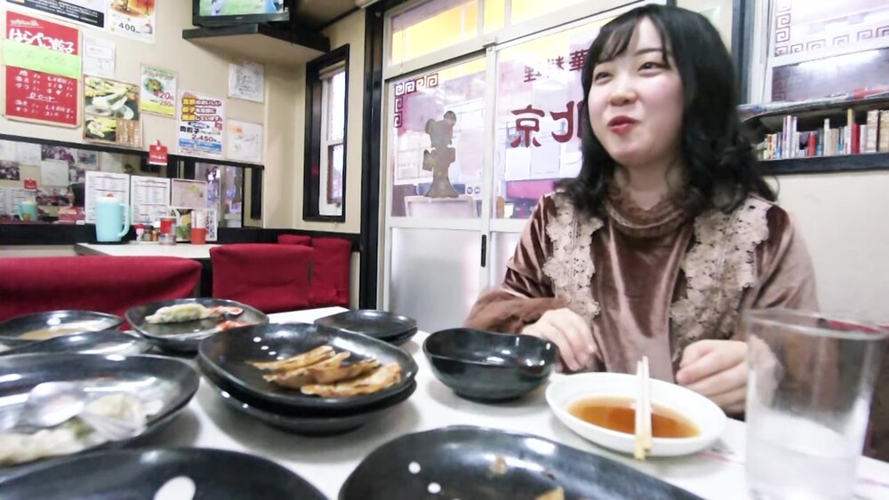 北京の餃子を味わうひらつーのレポーター